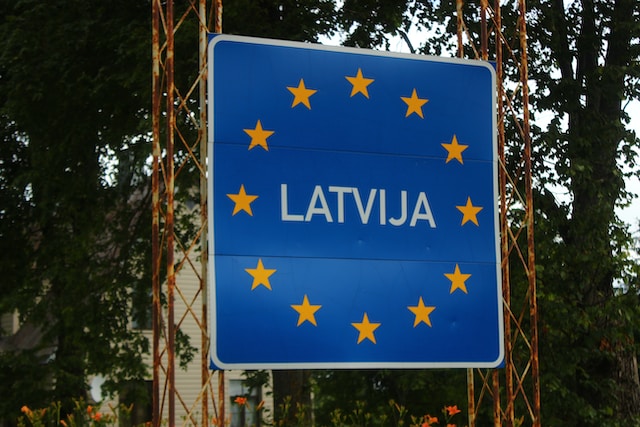 Латвия и Литва закрыли границы с Россией для проезда автомобилей